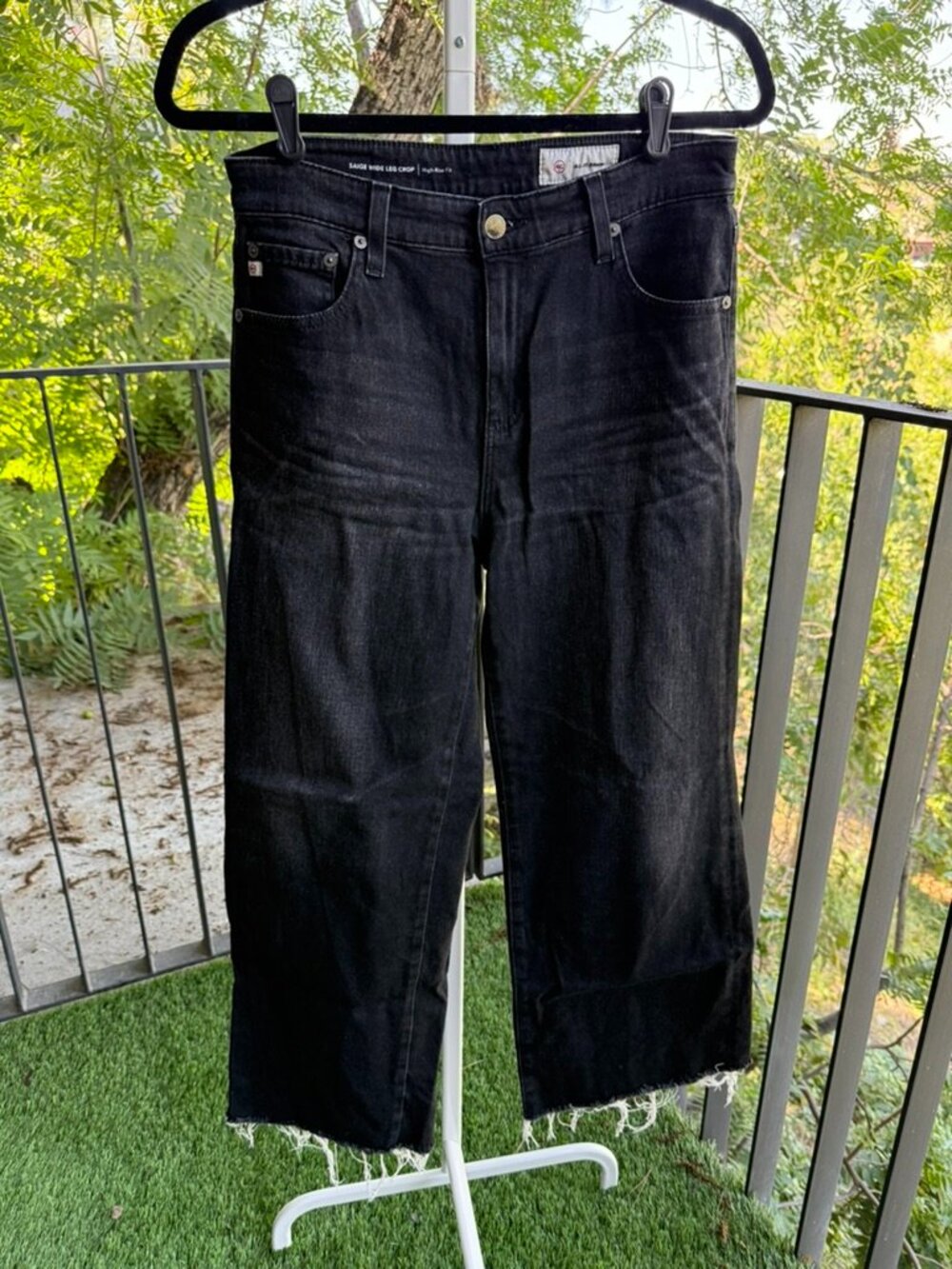 AG Saige Wide Leg Crop Jean Size 28